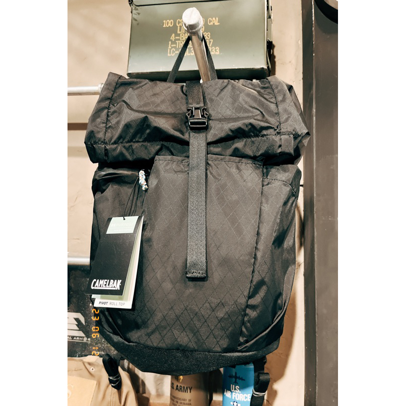 Camelbak Pivot 20 輕量捲口式日用背包 (質感黑)