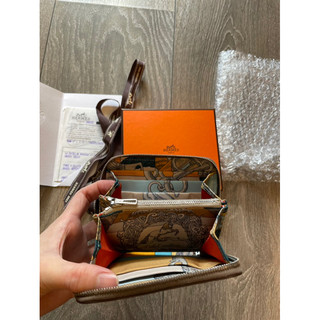 ♥️售出♥️Hermès Hermes 愛馬仕 silk in wallet 絲巾短夾 大象灰 駿馬🐎