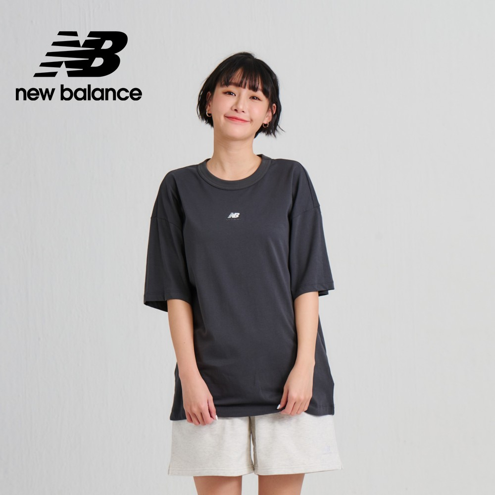 【New Balance】 NB 寬鬆圓領刺繡LOGO短袖上衣_女性_灰黑色_AWT33510ACK