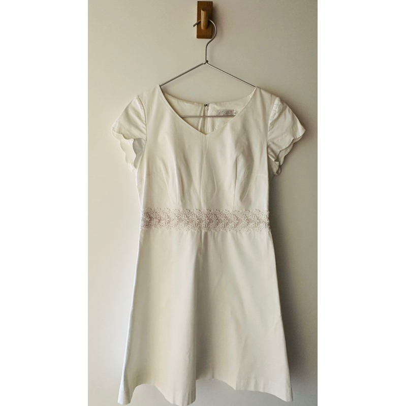 日本 NR Noue Rue 短袖全白色連身裙 粉紅壓花腰帶設計 V領 台灣製 有腰身 傘擺 連身洋裝 公主風洋裝
