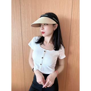 4色現貨秒出♥️【JinG】自帶胸墊*方領排釦短版上衣♥️罩杯上衣 短袖 露鎖骨 韓系穿搭 修身顯瘦 內搭打底