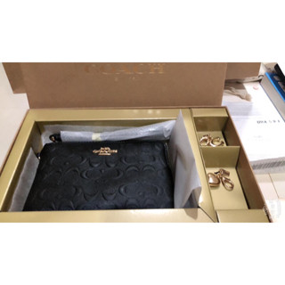 （全新)Coach黑色立體浮雕LOGO 皮革手拿包+吊飾禮盒組