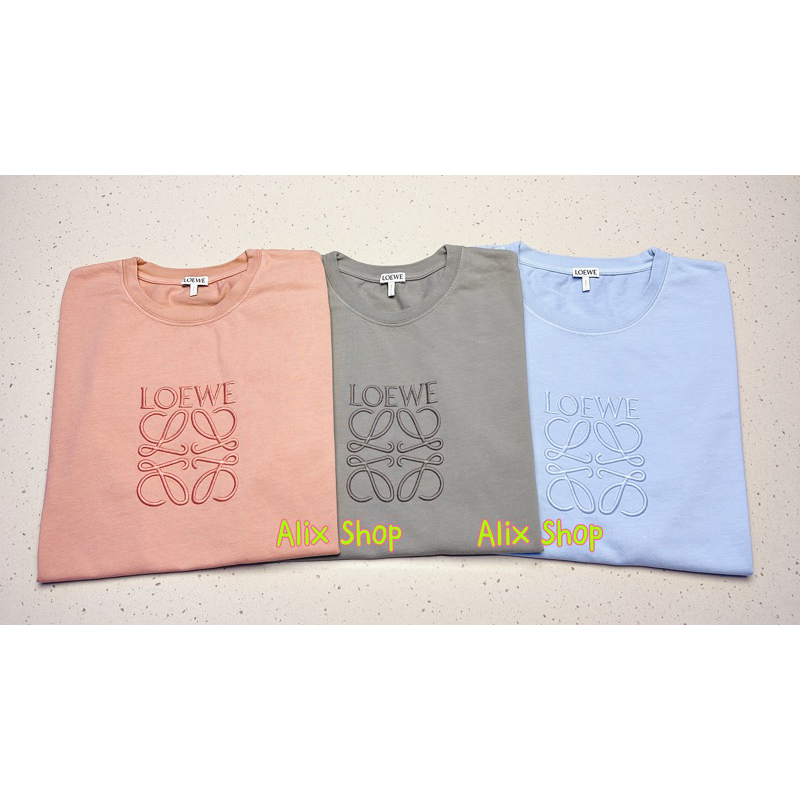 現貨2023 春夏新款  刺繡Loewe logo 字母、天藍色、淺藍色、金屬灰、桃粉色 男、女可穿短袖T恤。