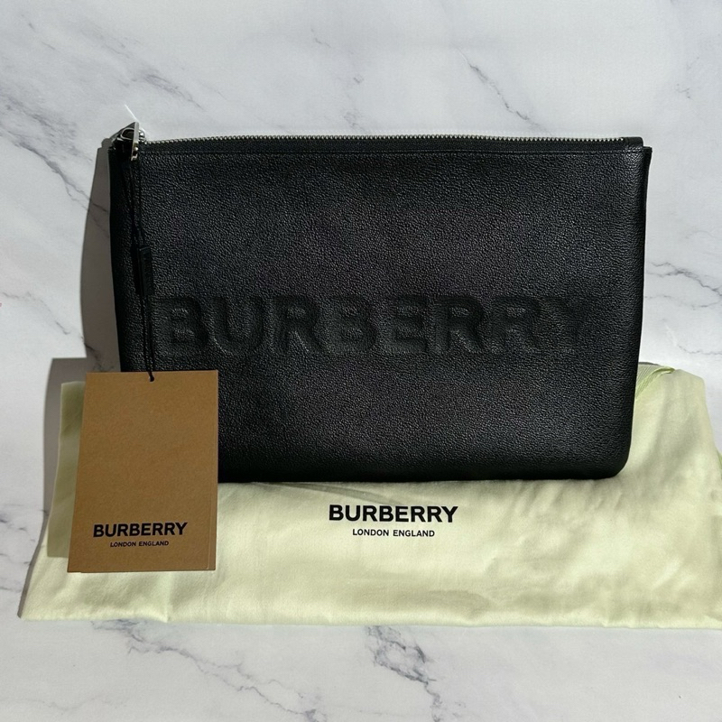 ❗️只賣正品❗️ 🔥現貨🔥 Burberry 壓印文字 黑色手拿包