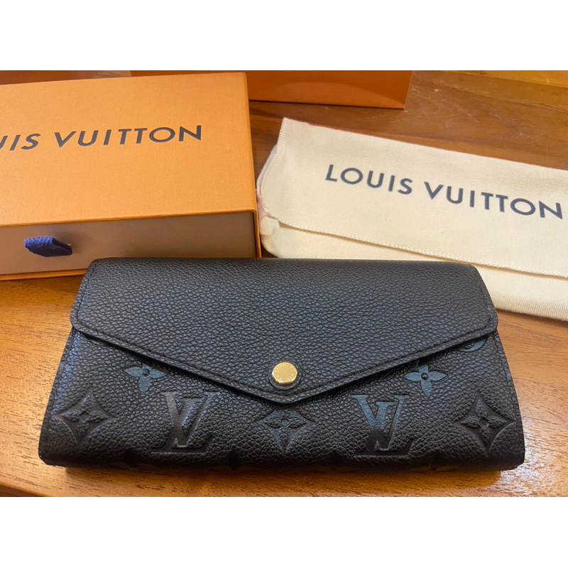 Louis Vuitton LV M61182 Sarah 經典花紋全皮革壓紋扣式長夾.黑 現貨