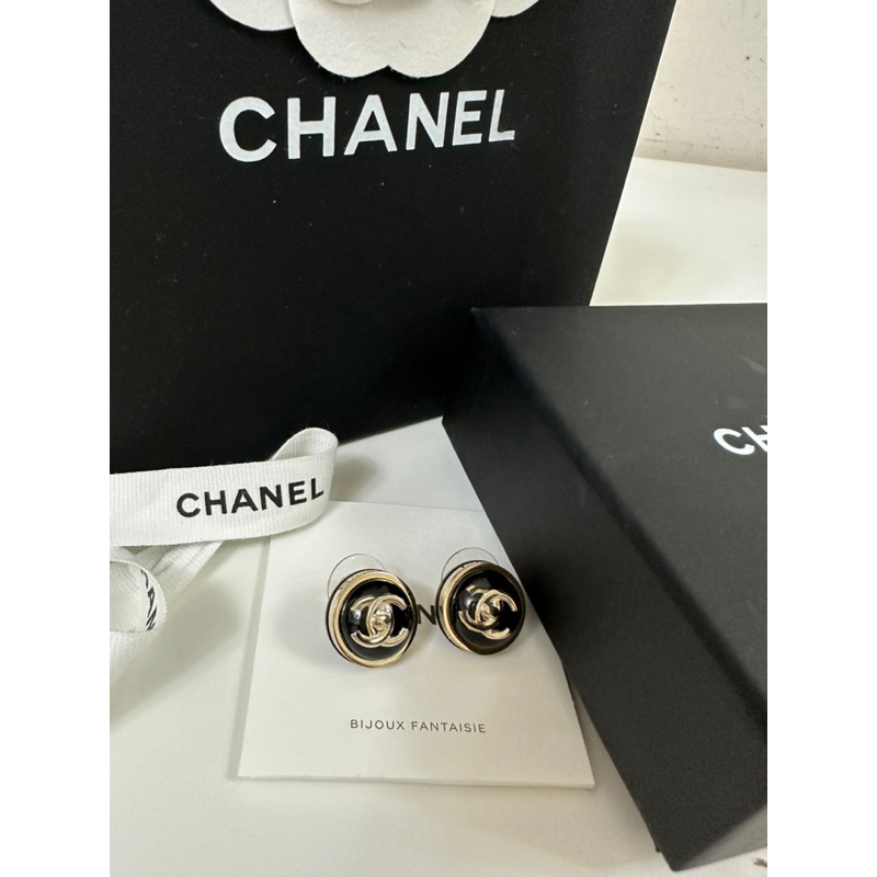 母親節特價出清，Chanel 23P爆款復古Logo耳環