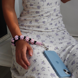 【𝓥𝓪𝔃𝔃𝓵𝓮®︎】Blossom Strap黑粉桃花結編織手機掛繩 附夾片不易斷 原創設計手工針織