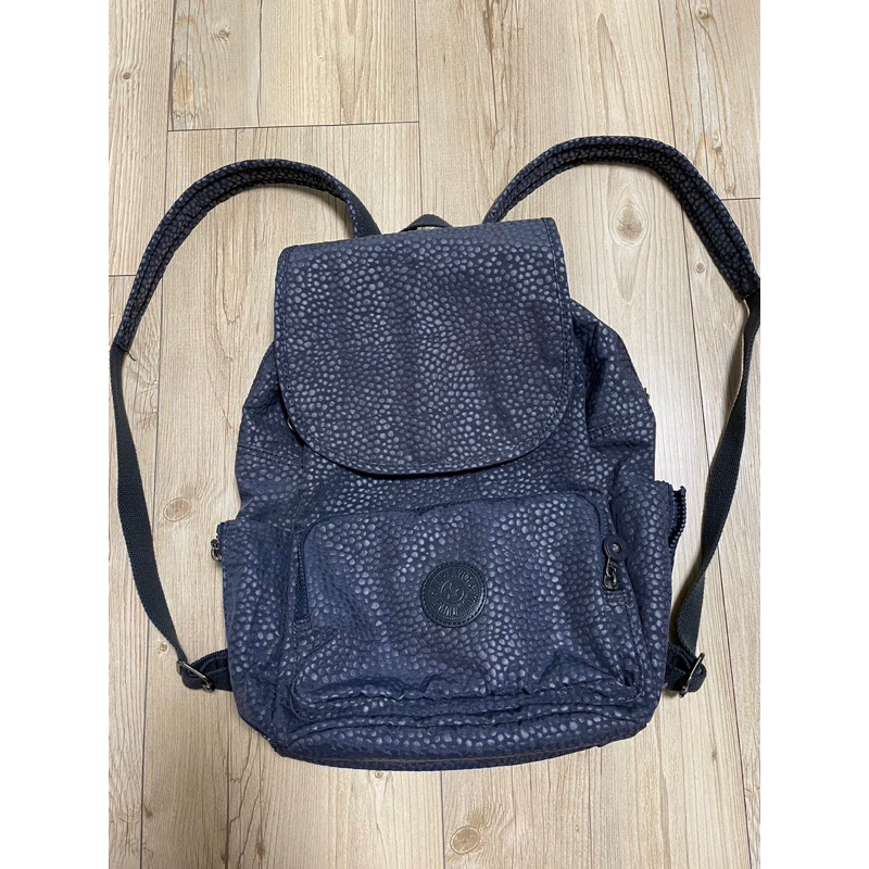 Kipling 多口袋壓紋拉鍊掀蓋後背包（黑色）附贈品