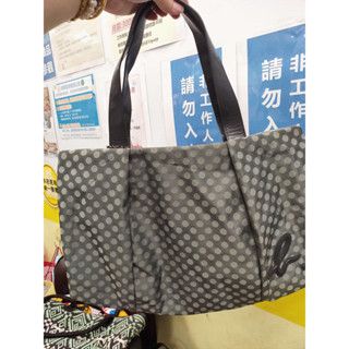 *百貨品牌agnes b AGAIN灰色點點尼龍肩背包 皮標-30*40CM agnes b 皮標LOGO點點肩背包