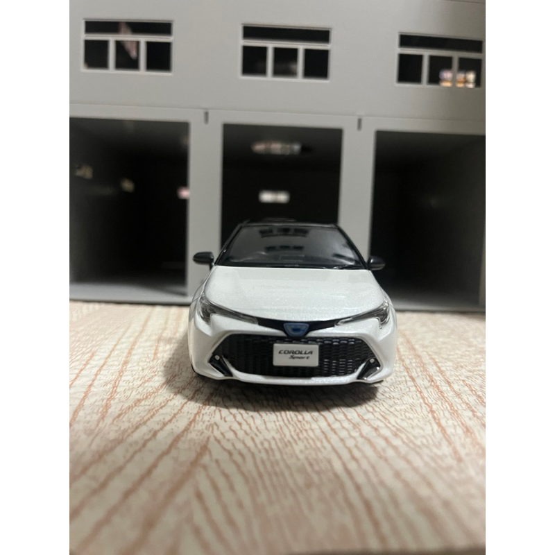 Toyota Corolla sport auris 鉑鑽白 黑頂 1/30 日規原廠模型車 附展示盒