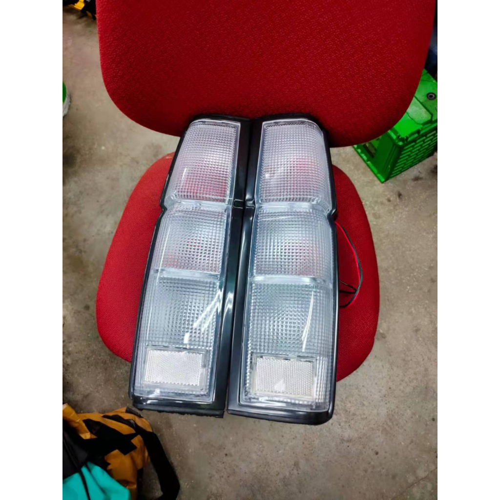 Nissan 裕隆 Hardbody D21 豪豹帝 全新 白化後 方向燈 一對