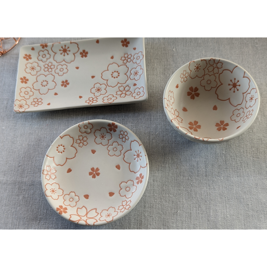 日本帶回/ 台灣現貨在台 日式風格 食器 碗盤 小菜盤 碟子 櫻花浮雕 共三款