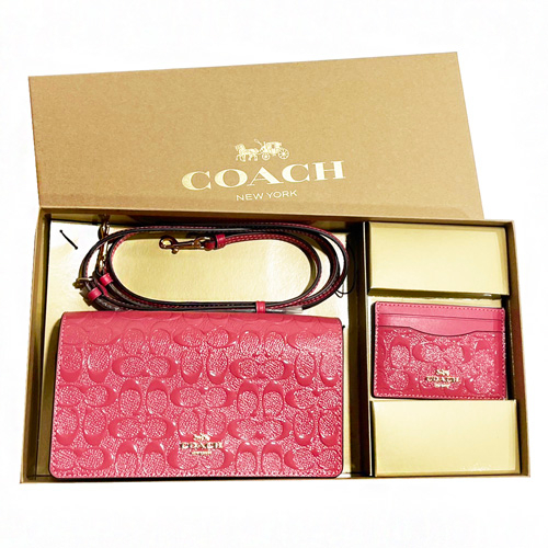 【COACH】C LOGO漆皮WOC小斜背包名片夾禮盒(漆皮粉)