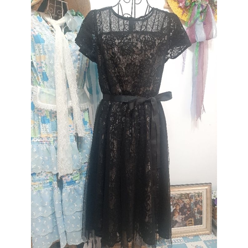 BIERSACK 專櫃品牌 XING《黑蕾絲禮服》重工拼接網紗 / 綁帶短袖洋裝