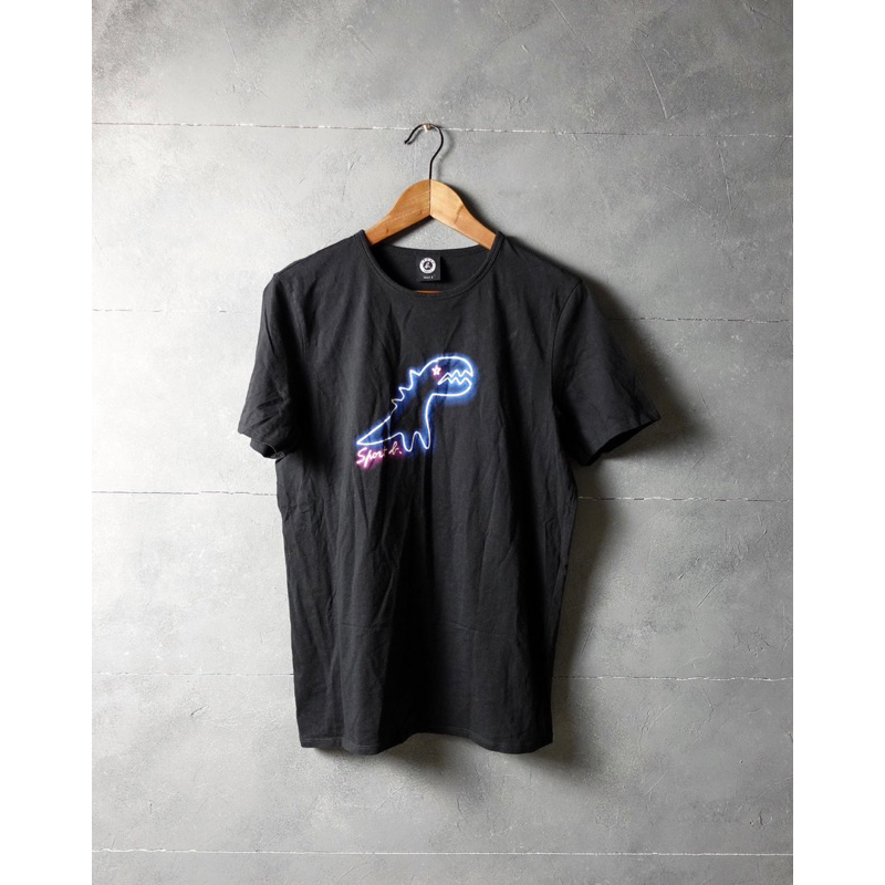 法國【agnes b.】 SPORT b.系列 黑色可愛螢光恐龍純棉T恤#3