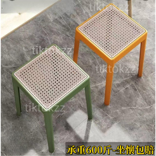 免運 可開發票 加厚複古仿藤編傢用高闆凳 塑膠成人圓凳子客廳餐桌椅子 可疊放方凳 餐椅 藤椅 板凳 塑膠凳子 圓凳子