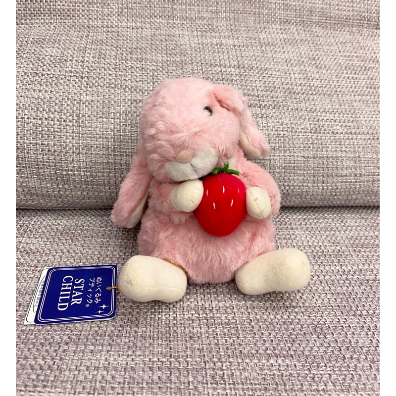 日本製STAR CHILD 粉紅色垂耳兔娃娃。抱草莓款