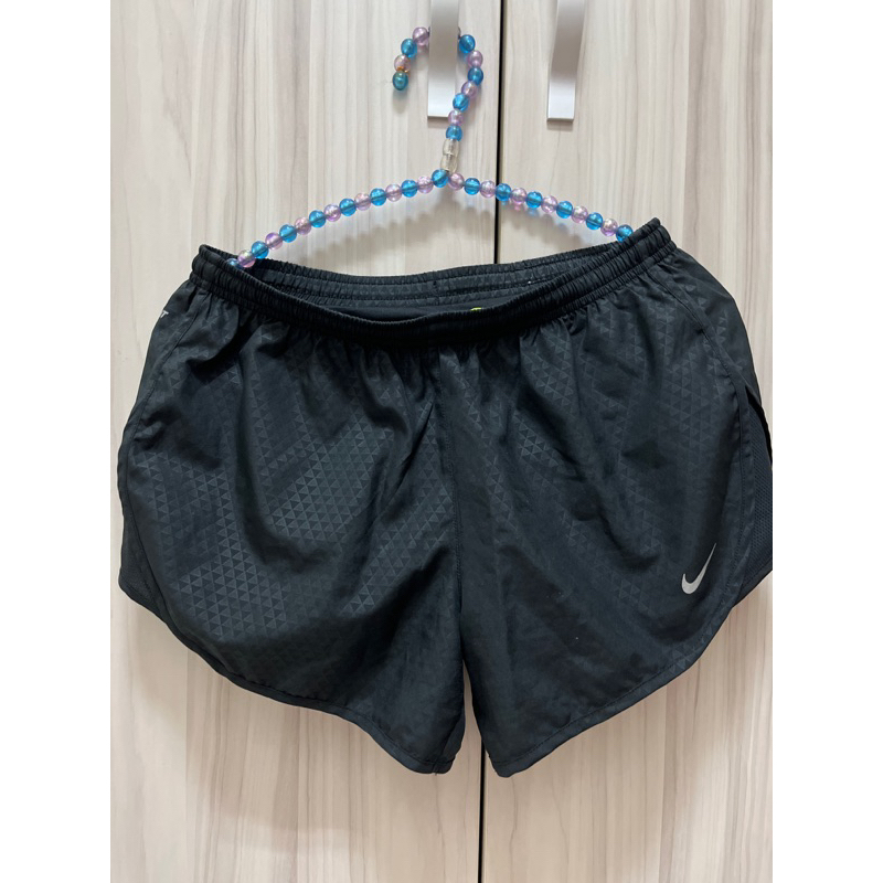 NIKE（DRI FIT）女生運動短褲-S號。買1送1喔😁