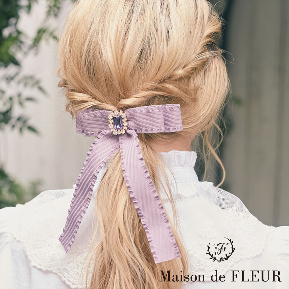 Maison de FLEUR 甜美褶邊寶石釦緞帶髮夾(8A32FHJ0500)