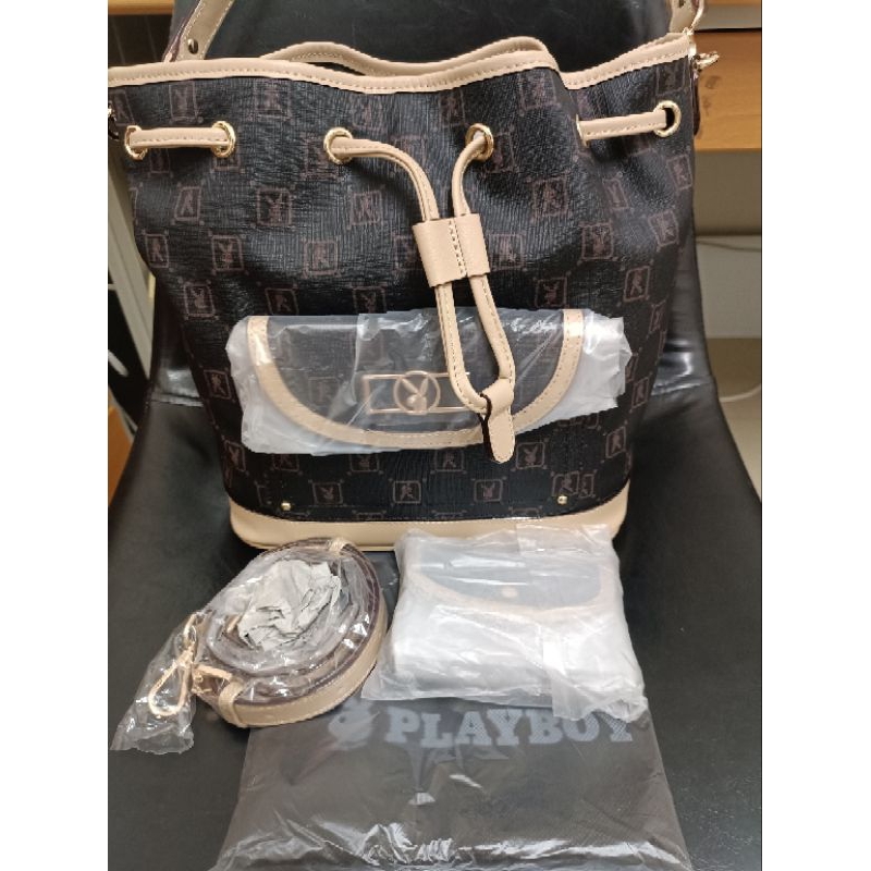 全新PLAYBOY 水桶包附長短背帶  N-Natty V系列(咖色)