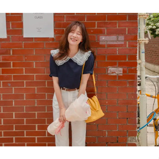 DREAM COLOR KR 一件免運 韓國代購 正韓女裝 魅力蕾絲花朵衣領肩部細摺上衣