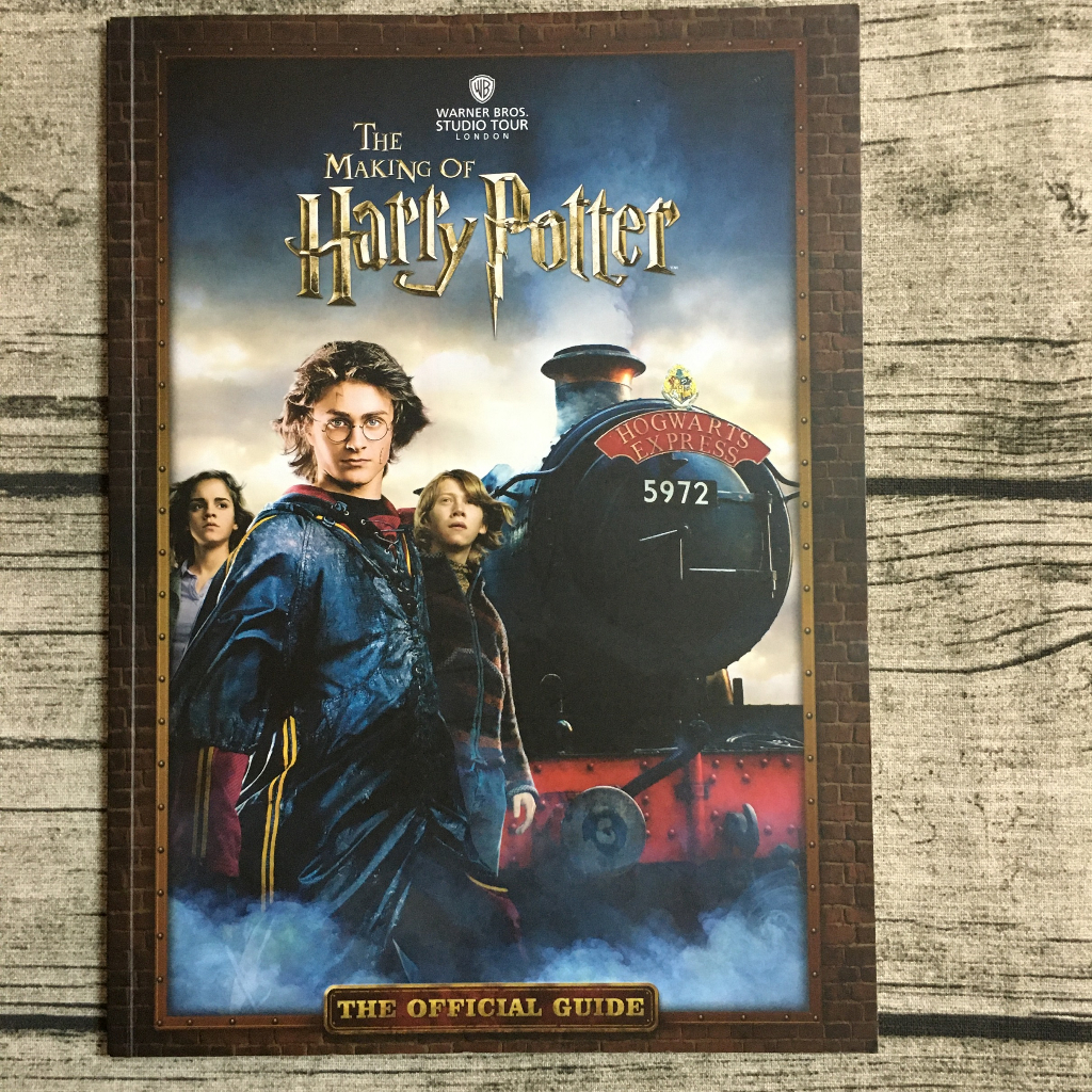【玫瑰色二手書】《The Making of Harry Potter 哈利波特》華納_封面磨損/內頁摺_Ru