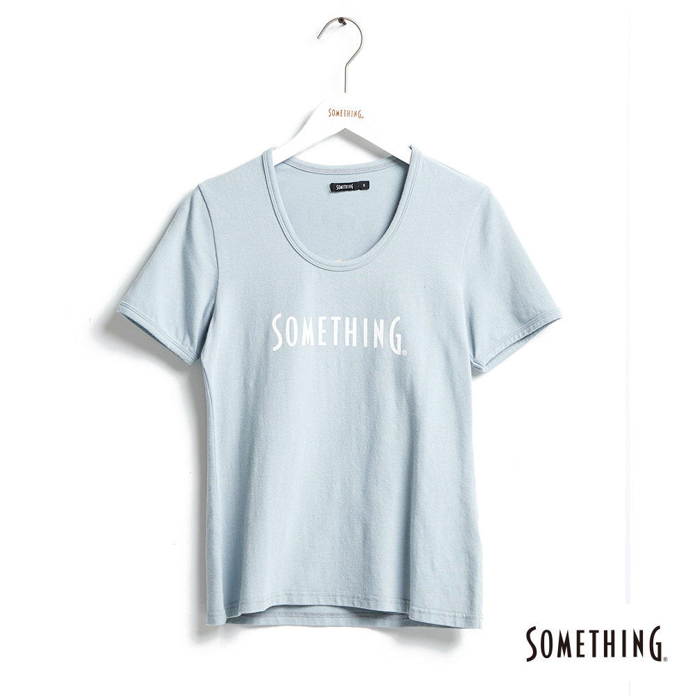 SOMETHING Ｕ領LOGO印花短袖T恤(淡藍色)-女款
