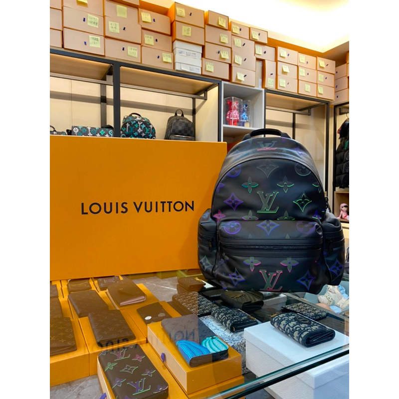 Louis Vuitton LV Discovery backpack Grey Leather ref.278982 - Joli Closet