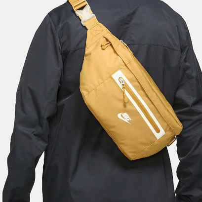 NIKE 腰包 胸包 出國 口袋 拉鍊 大包 旅遊  方便 側背包 斜背包  運動包   卡其黃 DN2556725