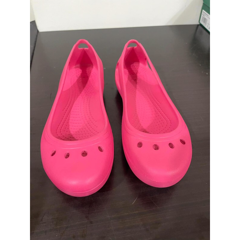 專櫃品牌Crocs卡駱馳～桃紅色經典平底鞋（女鞋）