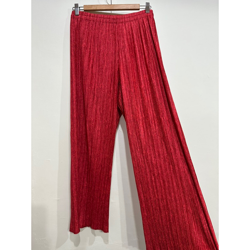 日本🇯🇵山崎隆史專櫃 三宅風格弹性皺褶褲，全新商品，布料舒適具特色，珊瑚紅色M號