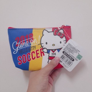 （尺寸請參考附圖）Hello Kitty 2018 世足 十字紋零錢包 KT 收納包 正版 三麗鷗 Sanrio