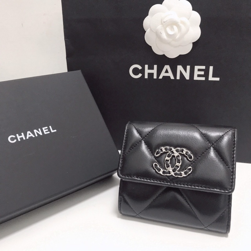 台灣現貨🇮🇹39999 香奈兒 Chanel 19 黑銀羊皮短夾