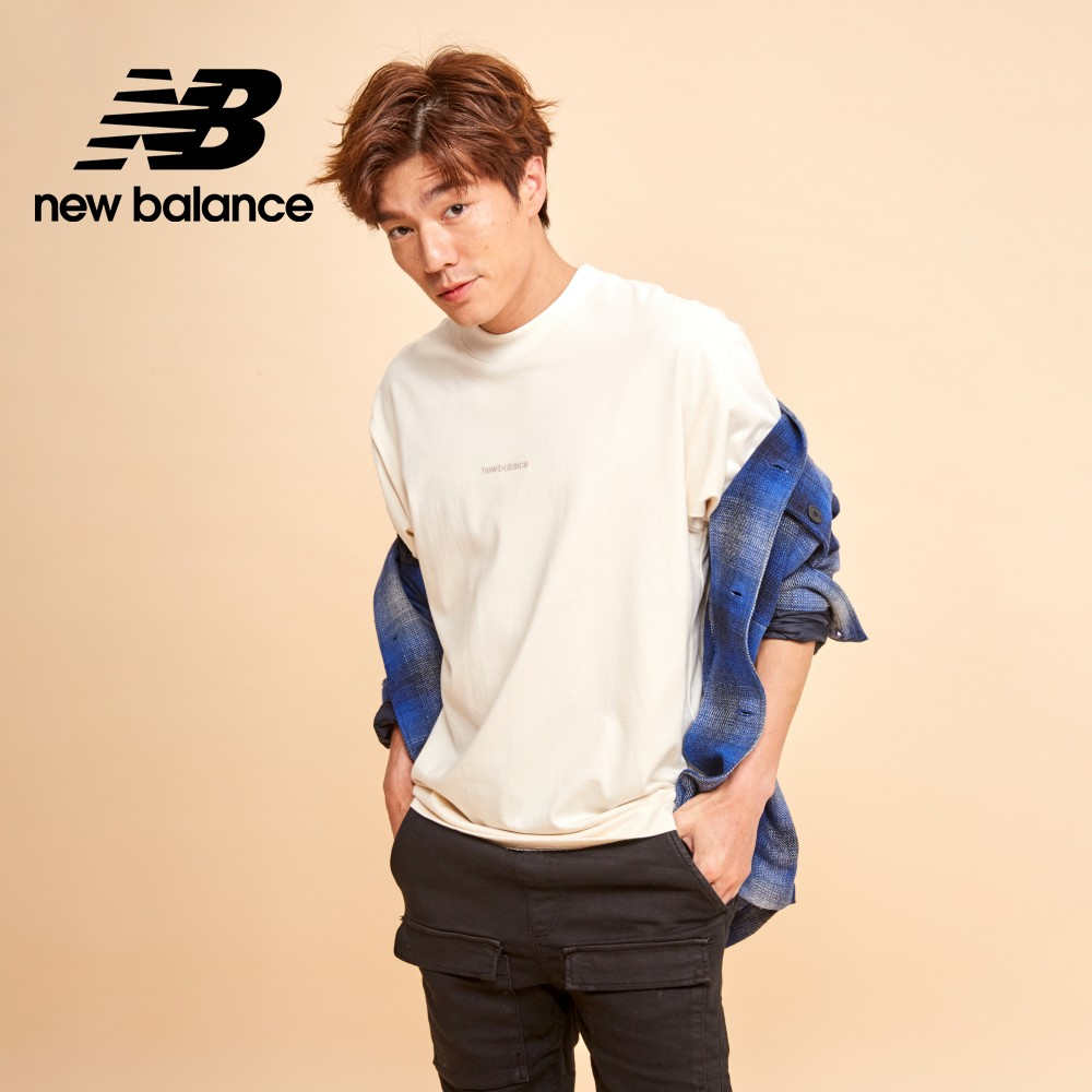 【New Balance】 NB 圓領刺繡LOGO短袖上衣_男性_奶杏色_AMT33560GIE