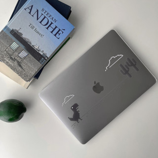 APIOU 離線小恐龍 MacBook 全包防刮保護殼 Air Pro 13/14/15/16 M4 M3/M5 neo