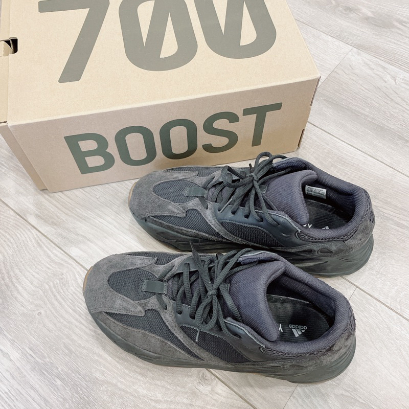 Adidas YEEZY BOOST 700