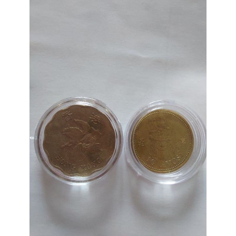 現貨實拍品項優美 香港1998年貳毫1枚 澳門1993年壹毫 1枚 共2枚一起賣，硬幣古錢古幣收藏。附贈小圓盒保護收藏。