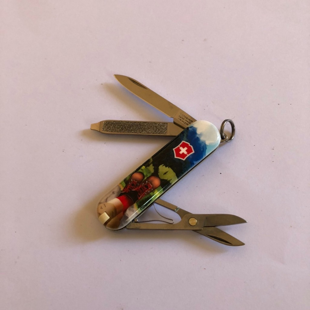 ￼[沐沐屋] victorinox 維氏 經典七用 限量印花瑞士刀 - LOVE HIKING 熱愛遠足