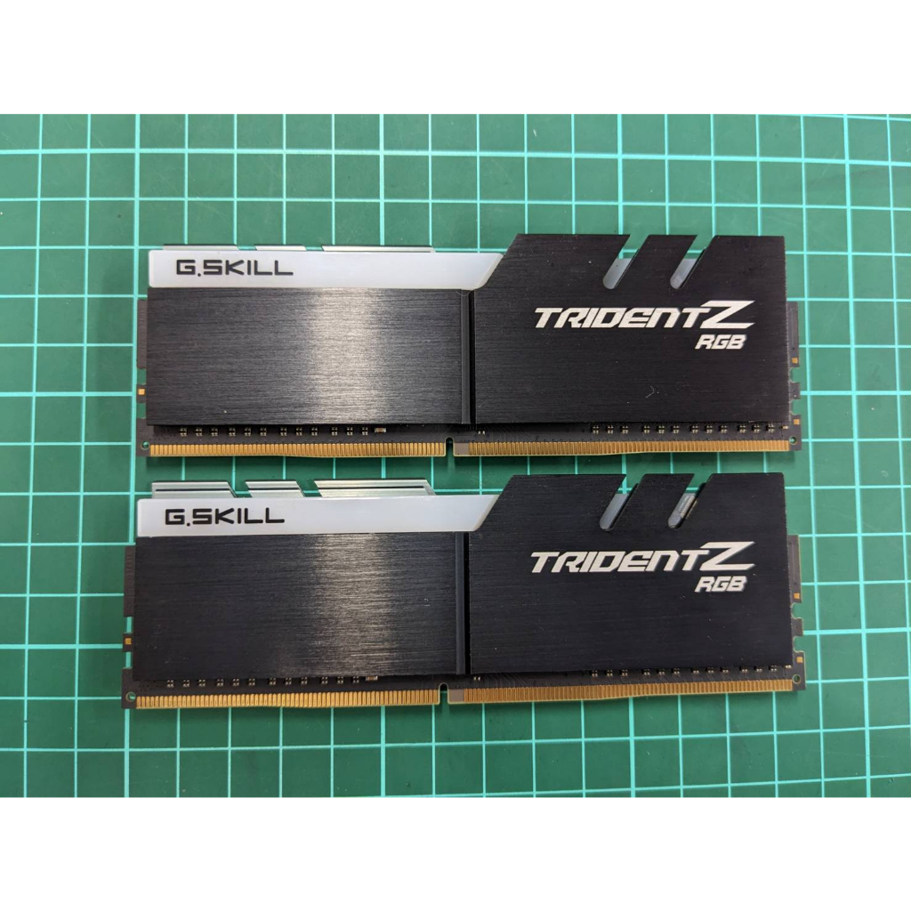 芝奇G.SKILL幻光戟 16GBx2 雙通道 DDR4-3200 CL16黑銀色 F4-3200C16D-32GTZR