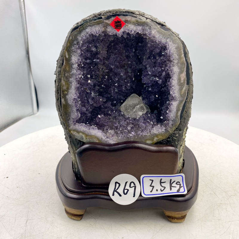 H3093 烏拉圭紫水晶洞含座重：3.5kg 含座尺寸：高20cm寬16cm厚度17cm洞深5cm