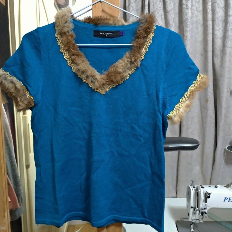 全新 專櫃品牌 HIDESAN 海蒂山  短袖冬季絲光羊毛造型上衣~孔雀藍色