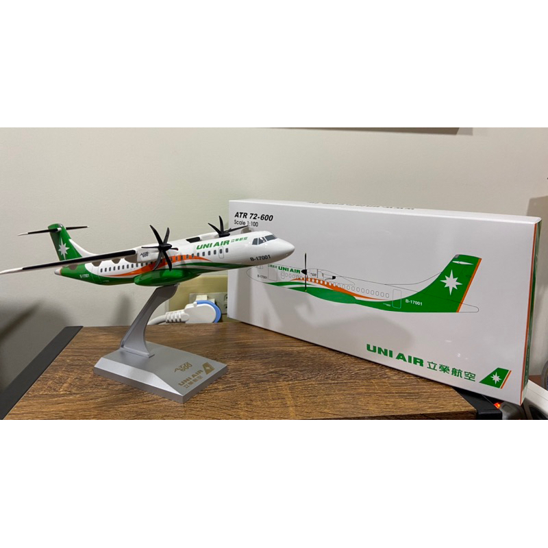 【收藏出清】立榮航空 UNI AIR國內線ATR72 600 1:100 飛機 模型 客機 民航機 螺旋槳