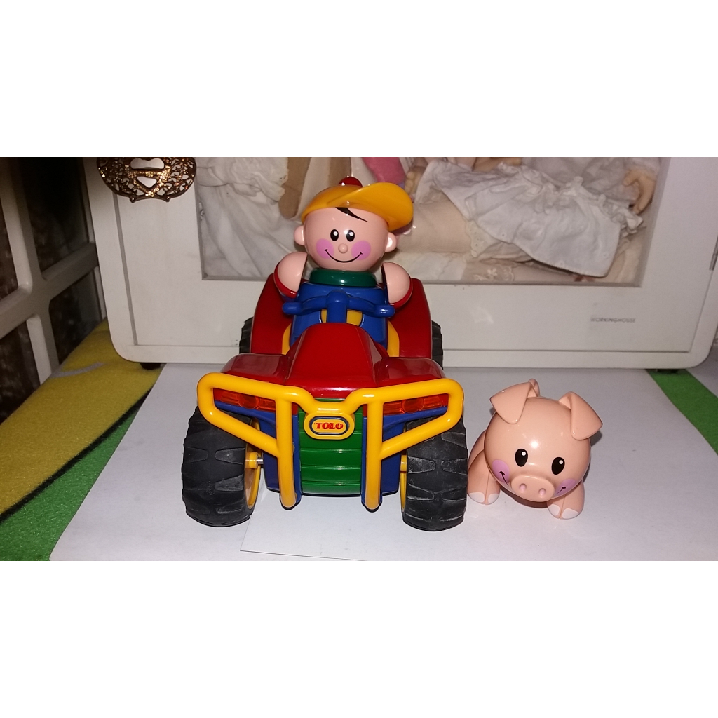 二手 英國品牌 TOLO 寶寶玩具 (小男孩與小豬 玩具車車組)