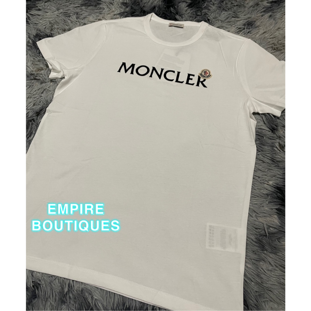 ▸𝓔𝓜𝓟𝓘𝓡𝓔◂ MONCLER 文字 白底黑字 LOGO小標 白色 短袖