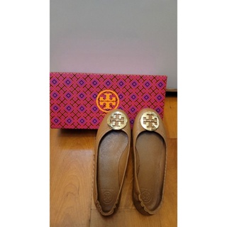 TORY BURCH Minnie Travel 圓弧金屬盾牌皮革娃娃鞋(棕色)