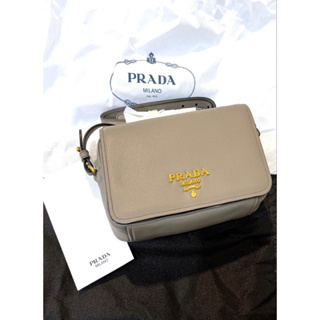 Prada 經典浮雕Logo 小牛皮斜背 學院包