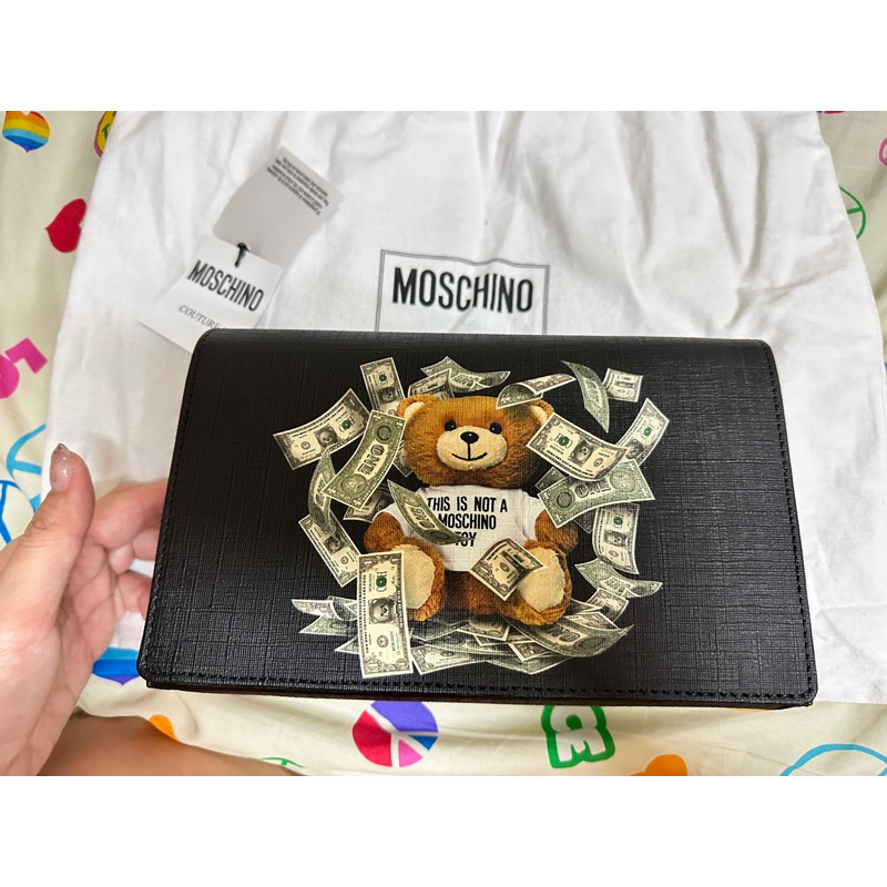 Moschino鈔票熊斜背包