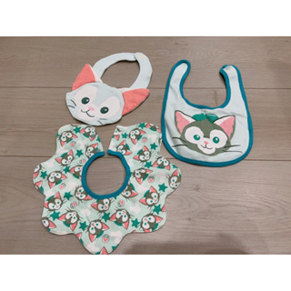 二手🉐️香港迪士尼購入 嬰兒口水巾 三入組 滿月禮 圍兜兜 達菲熊 畫家貓