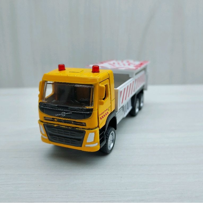 台灣現貨 全新盒裝~1:72~富豪 VOLVO 道路指示車 黃白色 合金 模型車 玩具 迴力 兒童 生日 禮物 收藏