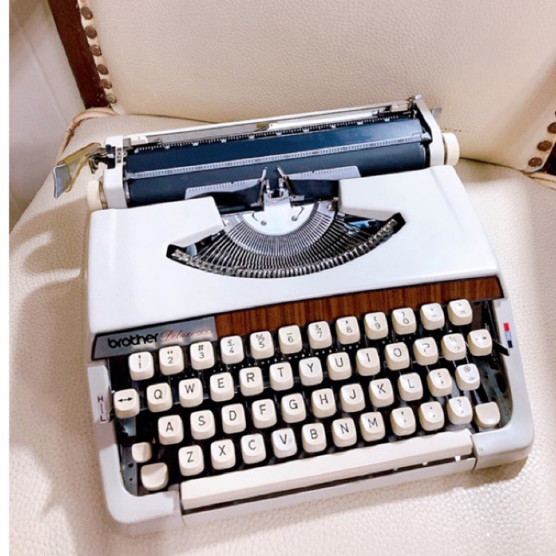 早期名古屋製造Brother deluxe900打字機 乳白機身+木紋飾牌設計 簡潔基礎視覺感 辦公文案事務用英文打字機